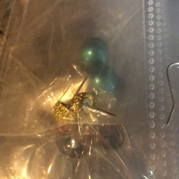 45 pair of earrings with a travel seperator booklet included - Picture 11 of 17